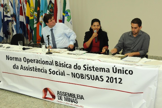 O deputado André Quintão; Maura Miranda, do Conselho Regional de Serviço Social; e Geraldo Lourenço, do Fórum Municipal dos Trabalhadores do Suas de MG
