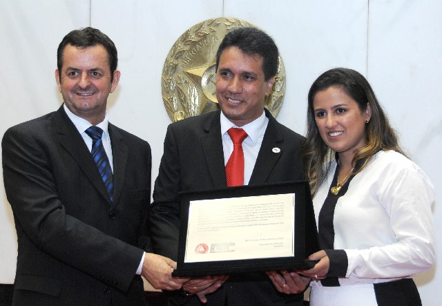 Representantes do Grupo PH service receberam de Antônio Carlos Arantes a placa comemorativa pelos 10 anos da instituição