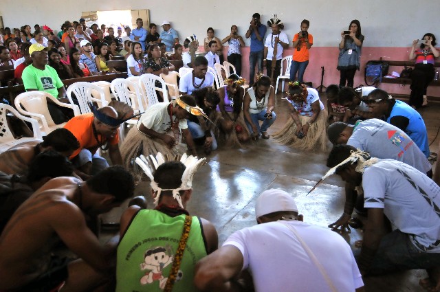 Um grupo de índios abriu a audiência pública com uma oração, na forma de canções e danças típicas
