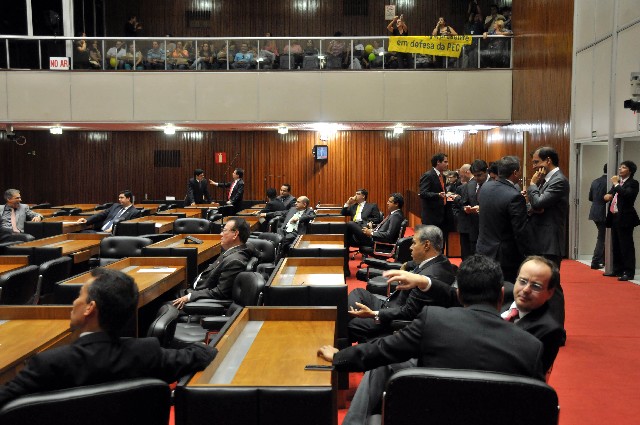Deputados discutiram Proposta de Emenda à Constituição 3/15, que efetiva servidores designados da educação
