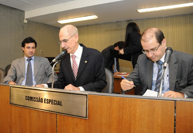 A comissão elegeu o presidente e o vice e designou o relator