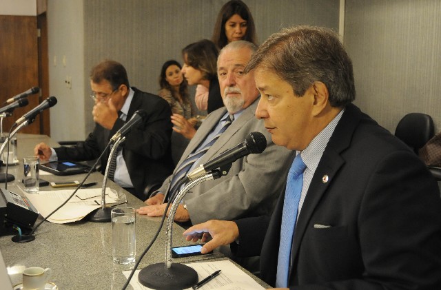O relator, deputado Carlos Pimenta, opinou pela aprovação do projeto na forma do substitutivo n°1 ao vencido