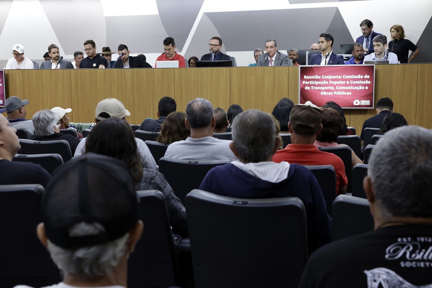 Comissões de Participação Popular e de Transporte - debate sobre pavimentação entre Caputira e Raul Soares