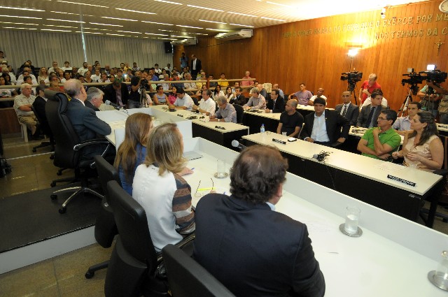 Participantes da reunião cobraram providências da empresa Samarco