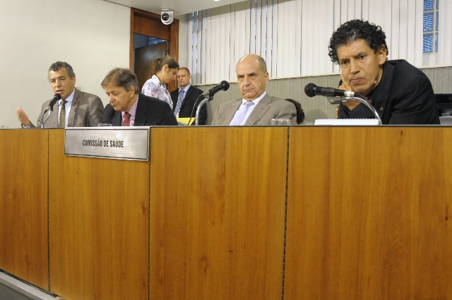 O relator, deputado Geraldo Pimenta (à direita), opinou pela aprovação da matéria na forma do vencido