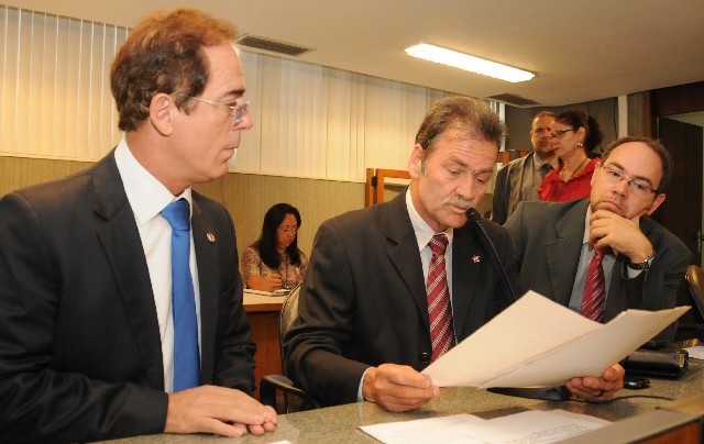 Na reunião foram também aprovados requerimentos resultantes da audiência realizada na véspera, sobre o massacre de Felisburgo
