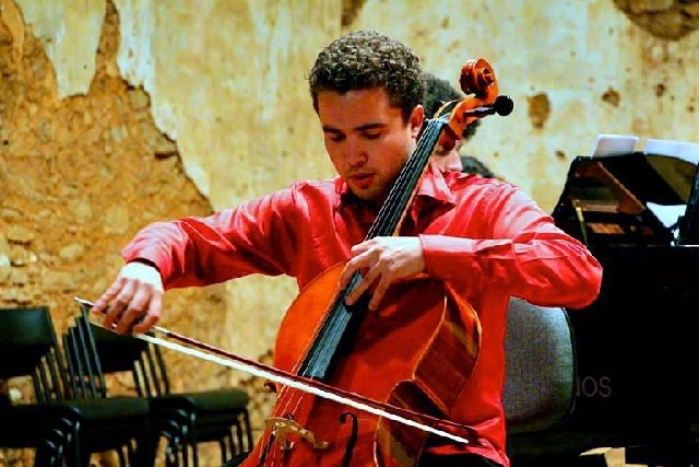 O violoncelista Isaac Andrade conquistou o primeiro lugar no 13º e 14º Concurso Nacional de Cordas Paulo Bosísio