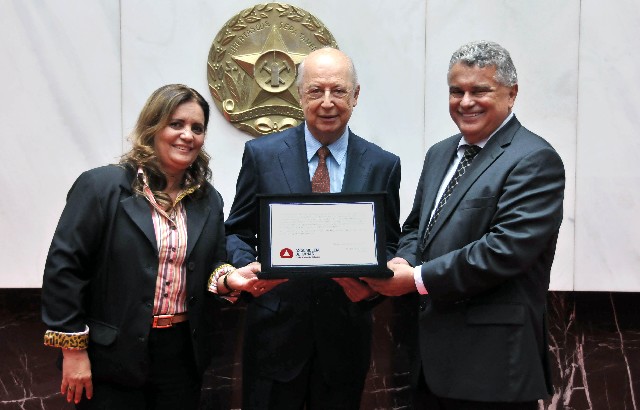 A deputada Liza Prado e o deputado Ivair Nogueira entregaram placa alusiva à homenagem ao jornalista Hélio Fraga