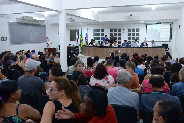 Em um auditório lotado, moradores relataram desconfianças quanto à água recebida, alegando contaminação pela lama vinda da barragem de Brumadinho