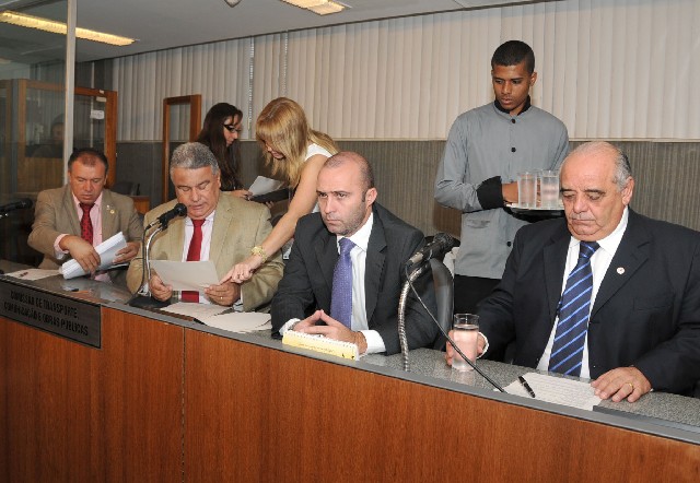 O requerimento do deputado Dalmo Ribeiro Silva (à dir.) foi aprovado na manhã desta quarta