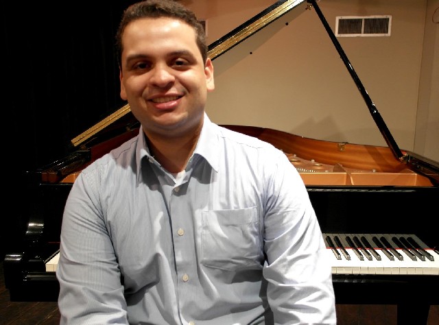 Johnson Gouvêa cursa bacharelado em Piano na Uemg