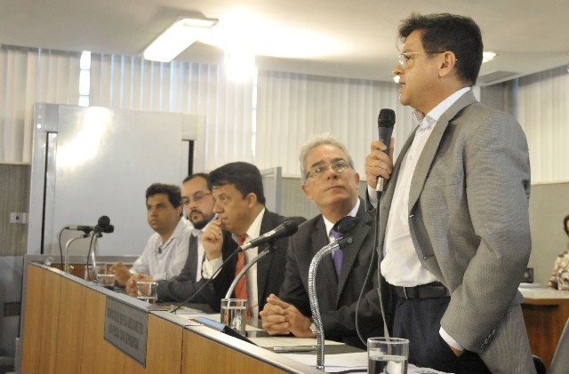 Eduardo Barbosa (à direita) explicou que a lei federal define sanções em caso de descumprimento