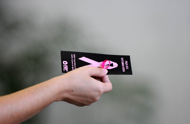 Foram distribuídos laços cor de rosa, que representam a causa da campanha
