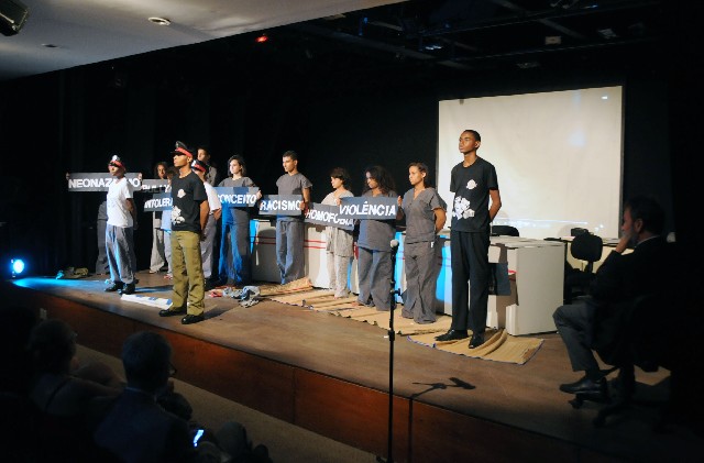 Alunos da Escola Municipal Anne Frank, de Belo Horizonte, fizeram apresentação teatral sobre a vítima do nazismo que dá nome à instituição educacional