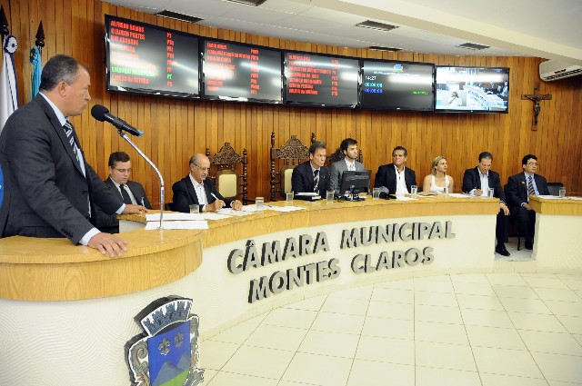 Os debates aconteceram sob clima tenso, com manifestações a favor e contra a posição do Executivo municipal