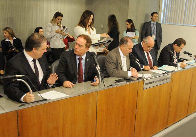 Deputados se reuniram na manhã desta terça-feira (18) para analisar diversas proposições