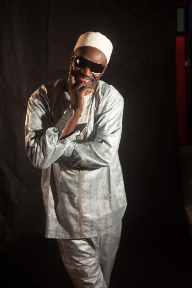 O senegalês Mamour Bá é multi-instrumentista e compositor