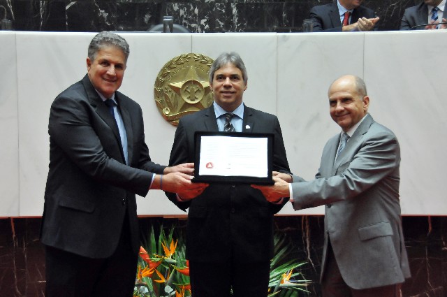 O presidente da AMMG, Lincoln Lopes Ferreira (centro), recebeu placa alusiva à homenagem