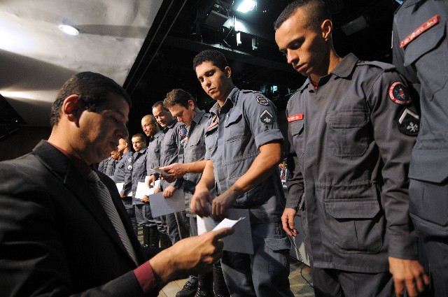 A maior dificuldade dos bombeiros foi impedir a retomada do fogo, uma vez que as paredes do prédio eram revestidas de material inflamável
