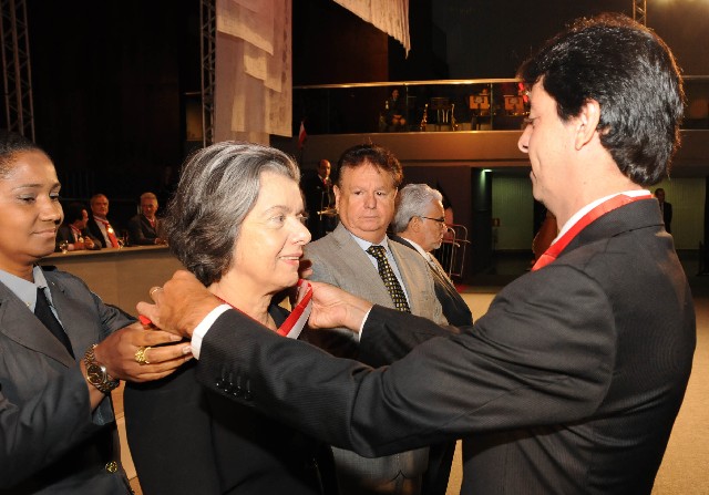 Cármen Lúcia recebeu do presidente da ALMG, Dinis Pinheiro, a medalha do grau Grande Mérito