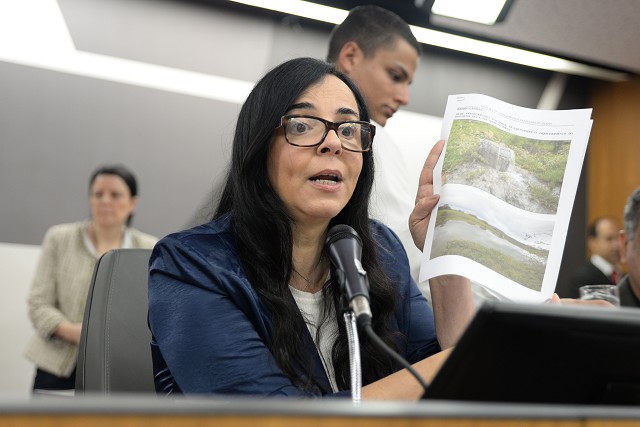 Deputada também mostrou fotos de obras inacabadas da Copasa no município