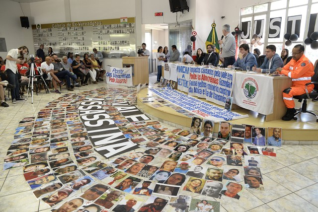 Protestos de familiares de vítimas marcaram a entrega do relatório da CPI de Brumadinho - Arquivo ALMG