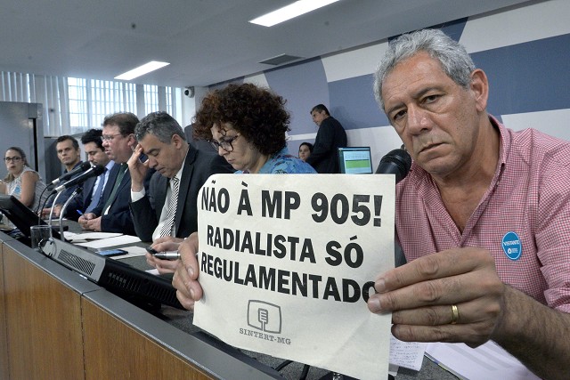 Participantes de audiência protestaram contra MP que acaba com a necessidade de registro profissional para diversas categorias