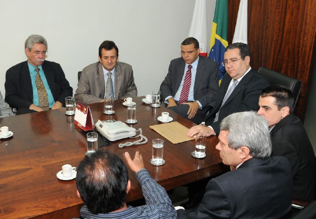 Deputados foram recebidos por promotores na sede do Ministério Público na tarde desta quarta-feira (20)