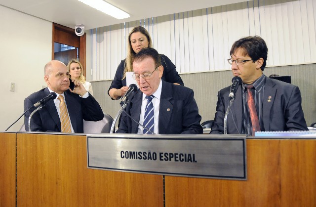 Os deputados Professor Neivaldo (à direita) e Arlen Santiago (à esquerda) foram eleitos presidente e vice, respectivamente, da comissão