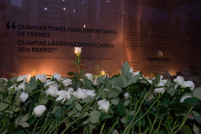 Uma placa de aço inaugurada na ALMG traz os nomes das vítimas da tragédia e um trecho do poema de Carlos Drummond de Andrade