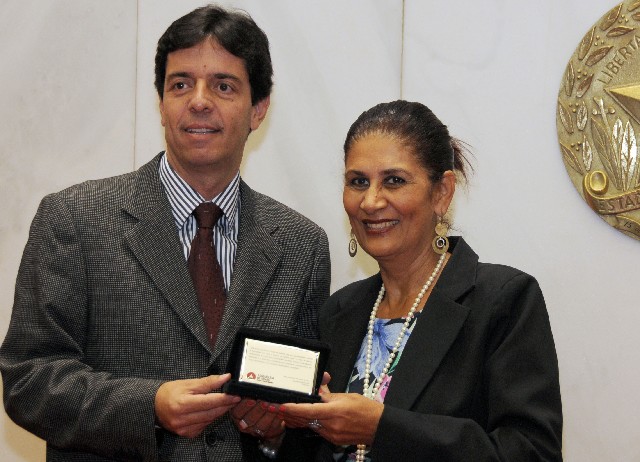 A coordenadora do grupo Mães de Minas contra o Crack foi homenageada na reunião
