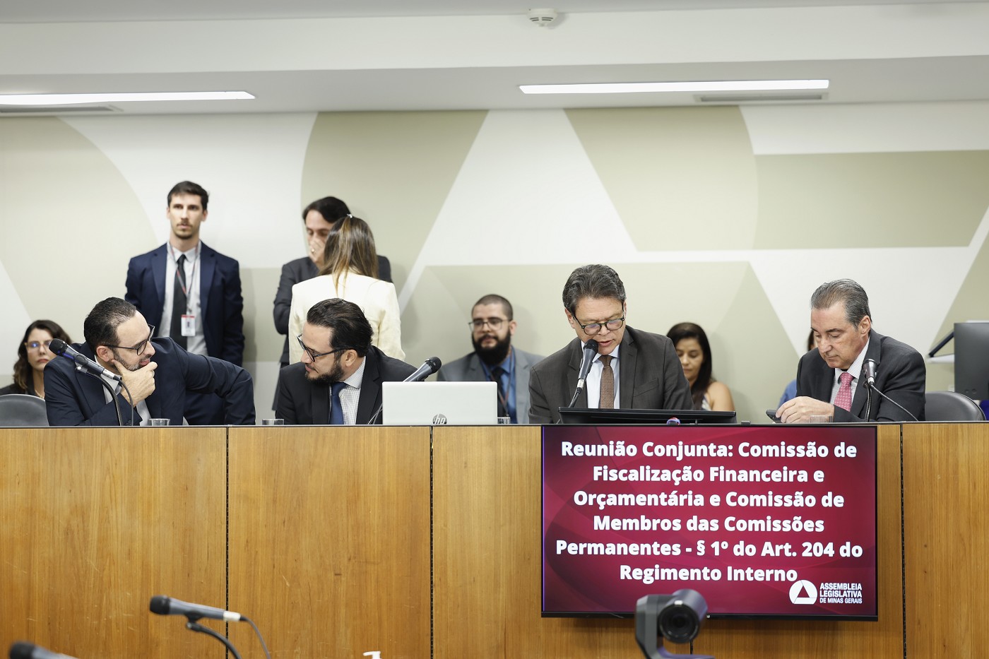 Comissão de Fiscalização Financeira e Orçamentária e Comissão de Membros das Comissões Permanentes - Art. 204 do Regimento Interno