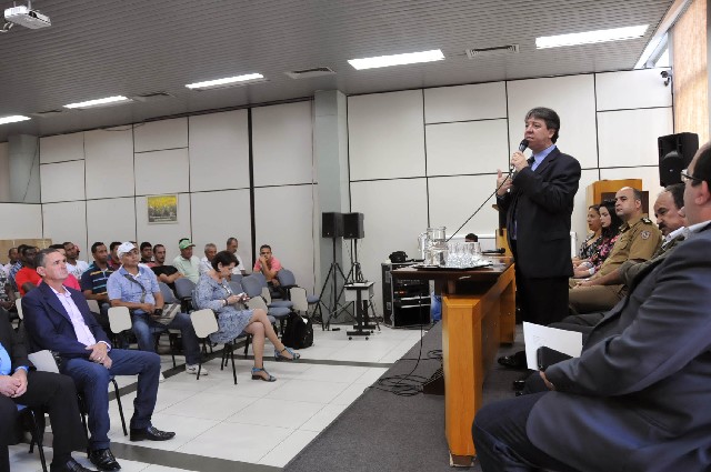 A reunião contou com a presença de autoridades municipais e representantes de comunidades terapêuticas e associações de combate às drogas