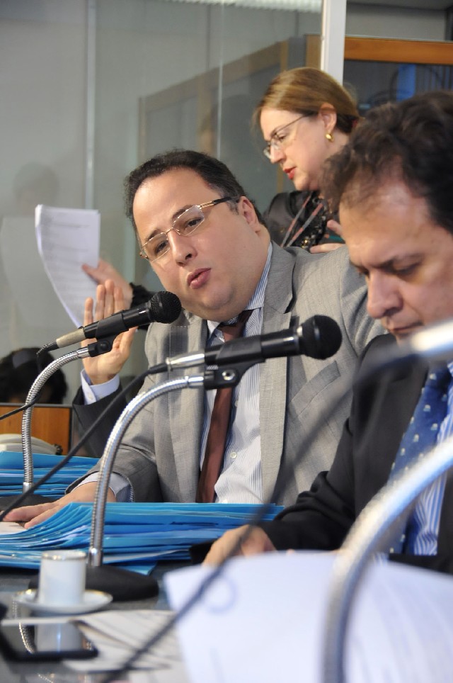 O deputado João Magalhães opinou pela constitucionalidade da proposição