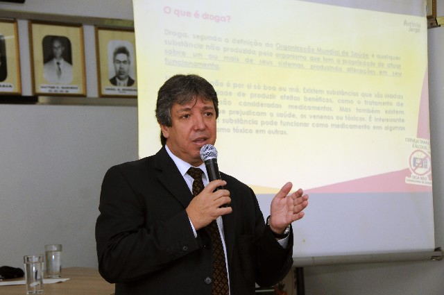 Antônio Jorge apresentou estudo que revela que os jovens têm experimentado cada vez mais cedo o álcool