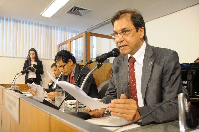 A reunião foi realizada a requerimento do presidente da comissão, deputado Anselmo José Domingos (à direita)