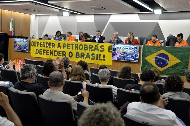 Trabalhadores da Petrobrás participaram da reunião que debateu a paralisação da categoria