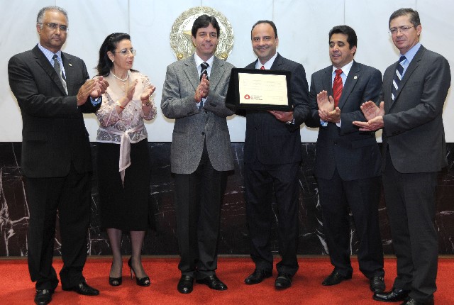 Luís Cláudio da Silva Chaves, presidente da OAB – Seção Minas Gerais, recebeu placa alusiva à homenagem