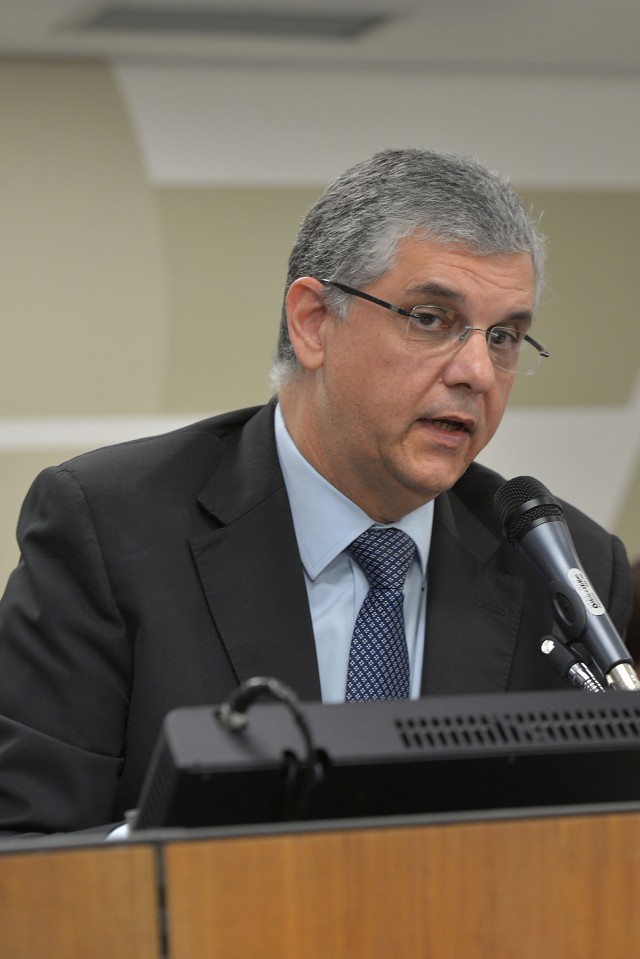 O secretário Gustavo Barbosa prestou esclarecimentos à Comissão de Educação