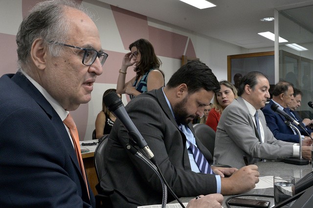 O deputado Roberto Andrade (à esquerda) relatou ambas as matérias