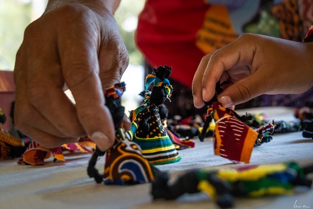 Bonecas Abayomi, criadas com nós em retalhos de tecidos, estarão à venda na exposição