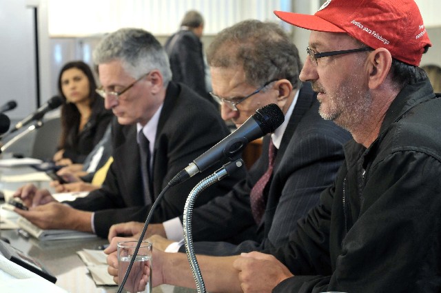 Boremberger (à dir.) criticou o Governo Federal por não realizar a reforma agrária no Brasil