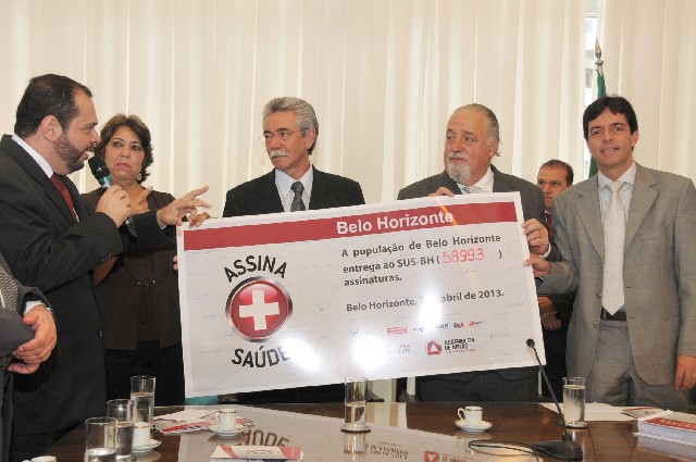 Na ocasião, os deputados receberam cerca de 90 mil assinaturas para a campanha