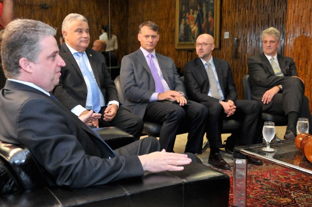 Os parlamentares ofereceram apoio ao novo empreendimento do grupo