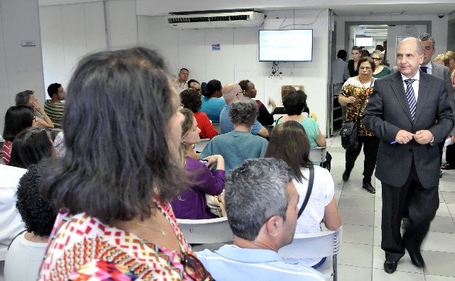 Os problemas do hospital e as queixas de usuários foram verificados em visita dos deputados, que percorreram o Serviço Médico de Urgência, a Radiologia e a Oncologia