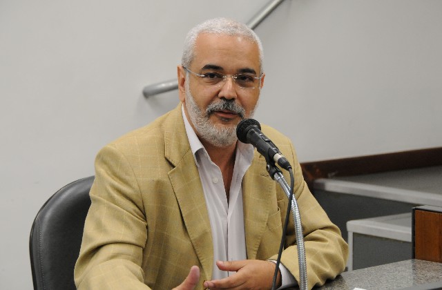 O professor José Luiz Quadros considera que a única saída democrática para o Brasil é o retorno da presidente eleita