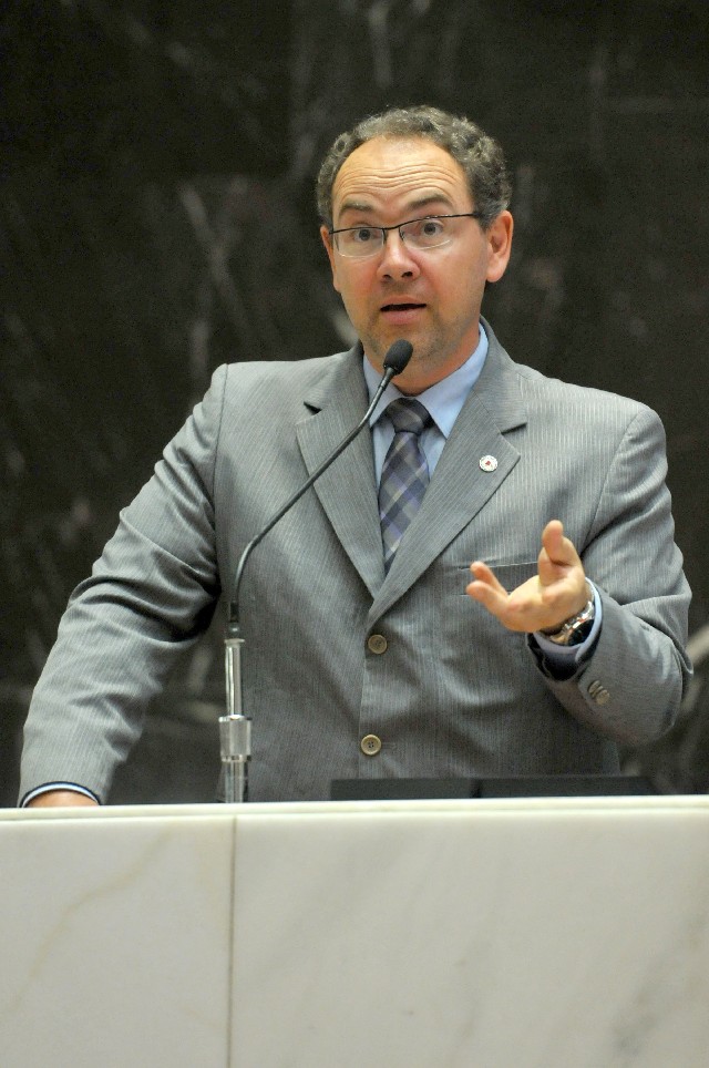 Paulo Lamac falou sobre a proposta de eleições diretas para diretores escolares e o pagamento do piso nacional da educação