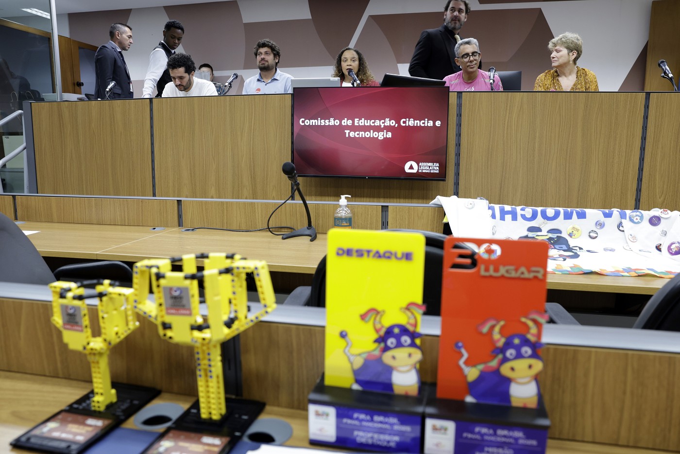 Comissão de Educação, Ciência e Tecnologia - entrega do diploma referente ao voto de congratulações com o projeto Na Mochila