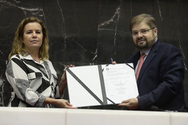 Em reunião para assinatura do protocolo de cooperação entre a ALMG e a UFMG, Agostinho Patrus salientou a importância do Legislativo se aliar à ciência