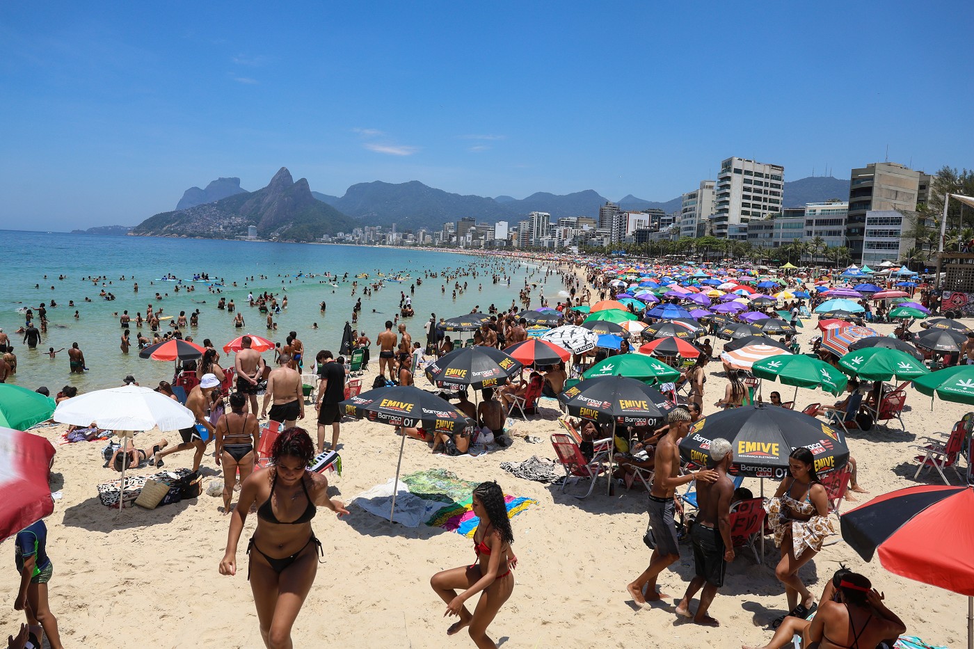 Cariocas e turistas vão à praia em dia de forte calor no Rio de Janeiro